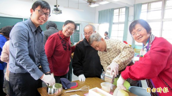 學甲國小在校慶前夕，校長蔡玉葉與退休教師聯誼會長莊中義邀請退休教師及志工家長共同製作校慶紀念手工皂。（記者王涵平攝）