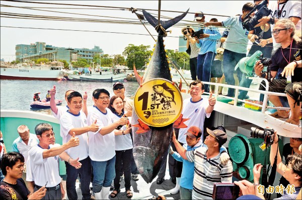 屏東縣東港黑鮪魚文化觀光季第一鮪拍賣會昨登場。（記者葉永騫攝）