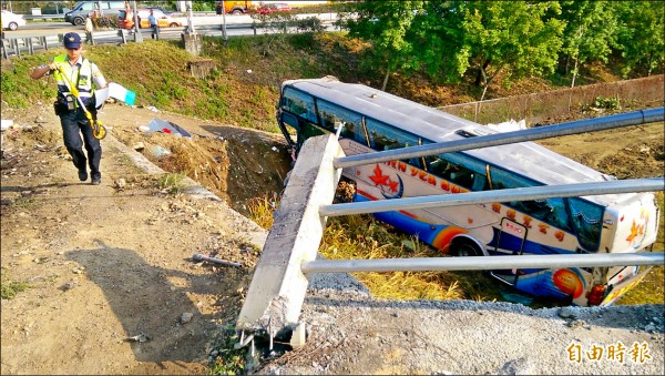 學生專車撞斷路旁的水泥柱。
（記者佟振國攝）