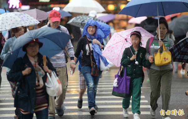 鄭明典表示，凌晨暴雨是「單胞結構瞬間強降雨」，雖然瞬間降雨強度很強，但累積雨量並不會太高。（資料照，記者林正堃攝）