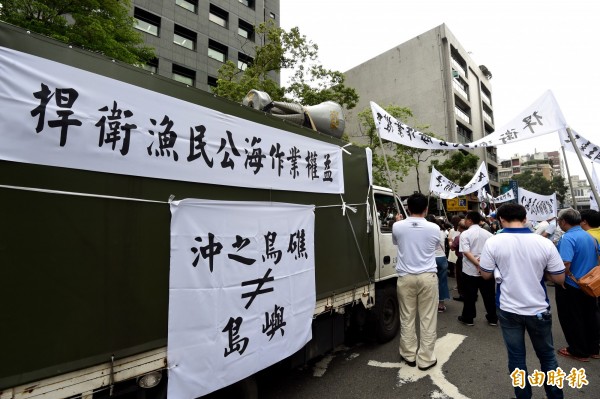 日本在公海強行扣捕屏東琉球籍漁船「東聖吉16號」，27日全國漁會代表到日本交流協會表達抗議。（記者簡榮豐攝）