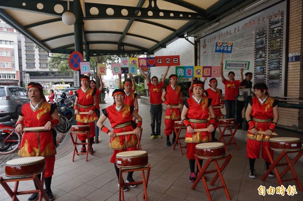 北台中家扶中心結合台中市德水園身心障礙教養院的「圓夢太鼓團」，在豐原火車站舉辦快閃表演活動。（記者歐素美攝）