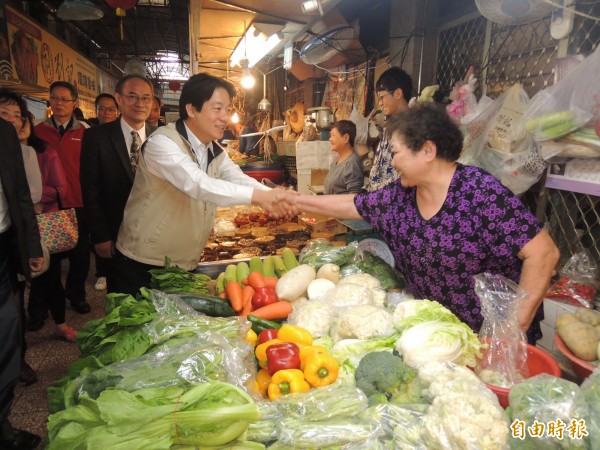 台南知名的傳統市場東菜市，圖為賴清德先前拜訪攤商。（資料照，記者蔡文居攝）