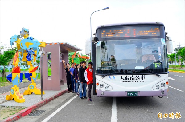 變形金剛陪等公車，不少乘客都說好酷！（記者吳俊鋒攝）