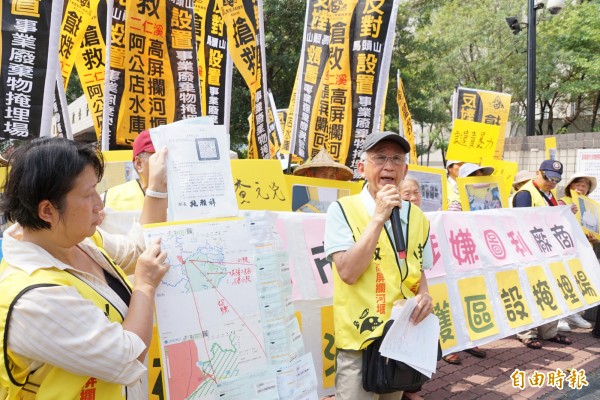 反馬頭山事業廢棄物掩埋場自救會今加碼控告高市府涉圖利罪。（記者黃佳琳攝）