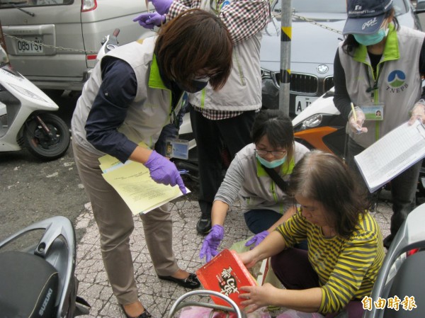 南市環保局4月1日起展開垃圾包破袋檢查勸導，5月1日開罰。（記者蔡文居攝）