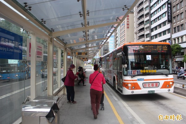 台北市長柯文哲今參與交通會報指出，許多公車路線在離峰時間搭載量驟降，可改以中型巴士營運，較符合成本。（記者郭逸攝）