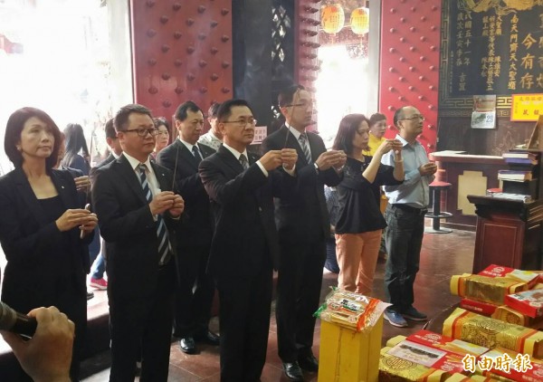 台南大遠百店長毛郅國（左三）等人到鹿耳門天后宮向媽祖祝壽致謝（記者黃文鍠攝）