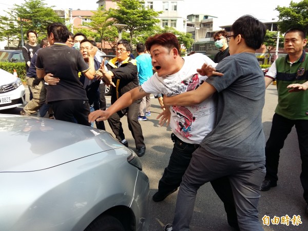 正義鄉民追打偵防車。（記者鄭淑婷攝）