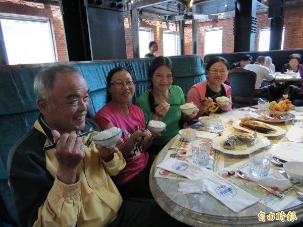 農民在餐廳吃到「尚水米」，特別開心。（記者張菁雅攝）