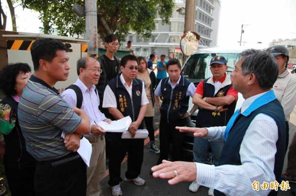 為了路邊停車收費實施議題，苗栗縣政府工務處邀集頭份市公所人員，聽取議員、代表及里長等地方意見。（記者鄭鴻達攝）