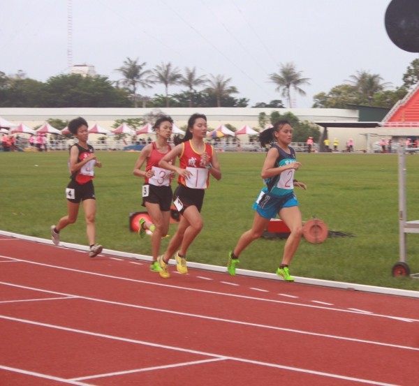 宜蘭高商賴庭萱（右1）在全中運高女組5000公尺比賽中一馬當先。（宜商教練林淑惠提供）