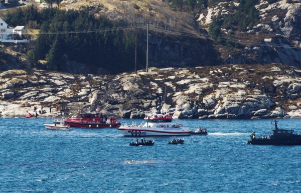 一架直升機墜毀挪威西岸外海，目前機上13人已找到11具遺體、2人仍下落不明。（路透）