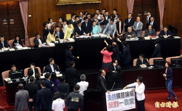立法院29日舉行院會，表決微調課綱議案時，國民黨立委抗議佔據主席台。（資料照，記者方賓照攝）