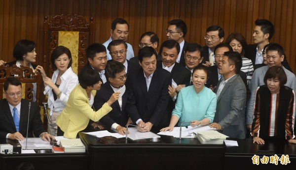 國民黨立委在今日表決議案時，抗議並佔領主席台。（記者方賓照攝）