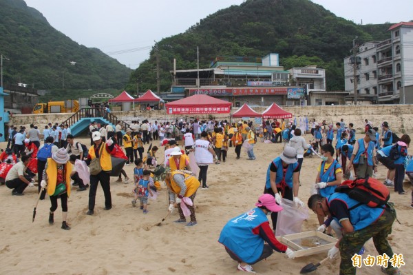 基隆春季淨灘，共有300人響應。（記者林欣漢攝）