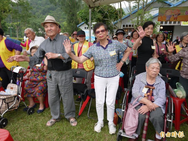 獨居長者遊綠博，開心笑不攏嘴。（記者簡惠茹攝）