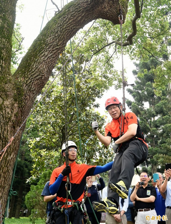 台北市長柯文哲出席第二屆大安森林公園生態博覽會，並體驗攀樹。（記者方賓照攝）