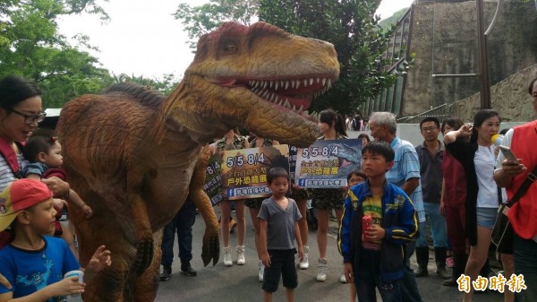 「恐龍」到壽山動物園快閃，為即將展開的展覽宣傳。（記者王榮祥攝）