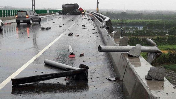 天雨路滑，駕駛失控撞護欄，從高架道路急墜而下。（記者顏宏駿翻攝）