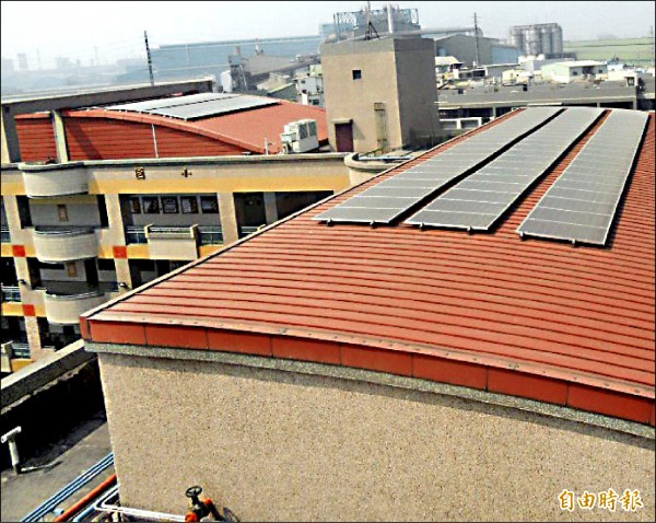 高雄市府環保局推動鳳陽國小在屋頂設置太陽能光電。（記者陳文嬋攝）