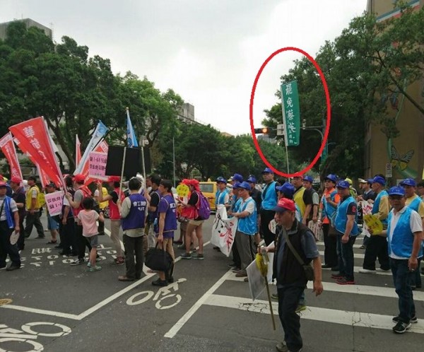今天是5月1日勞動節，準總統蔡英文520才上任，勞工大遊行竟已經出現「罷免蔡英文」旗幟（紅圈處）。（圖擷自「不禮貌鄉民團」臉書）