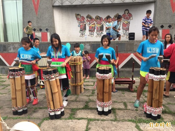 三峽原住民族文化部落內的孩子，透過打擊樂班，重新體驗族語歌謠。（記者張安蕎攝）