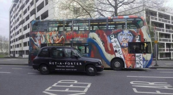 台灣觀光局在倫敦買下公車廣告，使用「八家將」行銷台灣。（圖擷取自臉書）