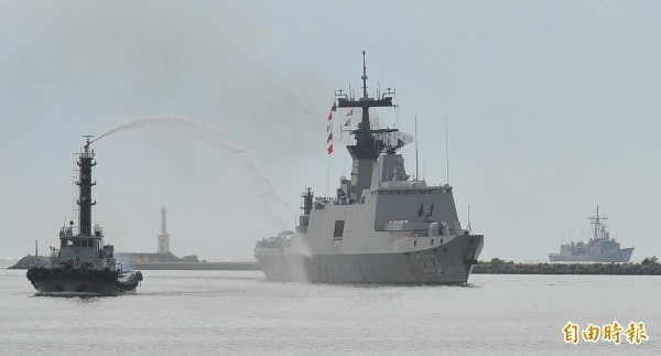 海軍出動康定級巡航艦（拉法葉）到沖之鳥海域護漁。（資料照，記者黃志源攝）