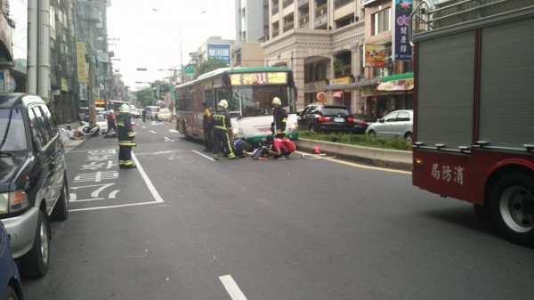 延平北路五段驚傳公車撞機車，女騎士一度受困車下。（圖擷取自爆料公社）