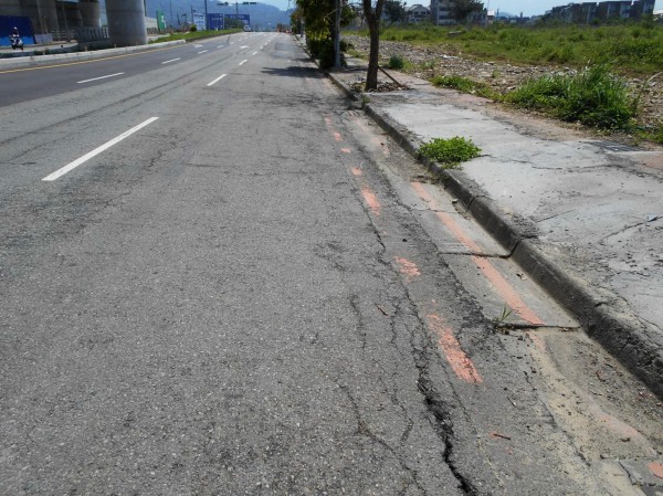 北屯區松竹路因重機具長期重壓，道路品質差。（圖由建設局提供）