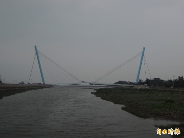 高美濕地景觀橋，跨域大排。（記者張軒哲攝）