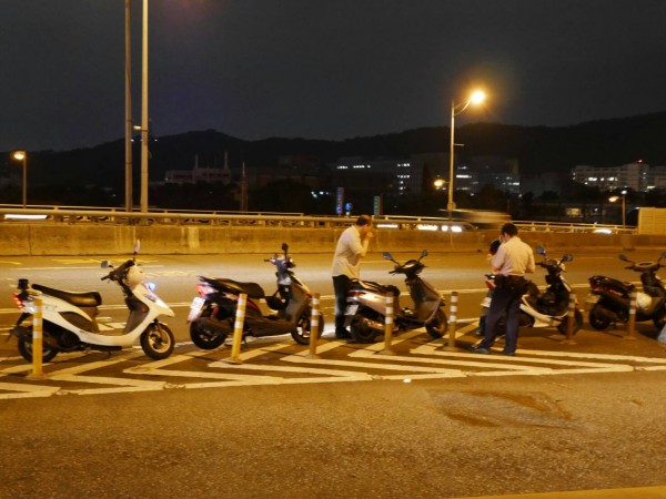 台北市中山區大直橋往大直方向，今天晚間6點45分發生4輛機車擦撞事故，一人受傷。（讀者方韋傑提供）