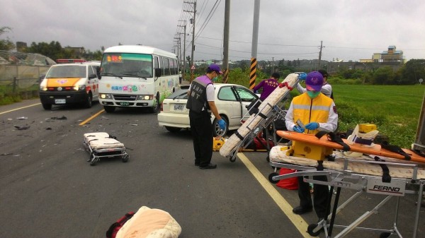 新屋、楊梅交界2車對撞車禍，因衝撞力道強勁，2車車頭嚴重變形毀壞，零件破碎散落一地。（記者李容萍翻攝）