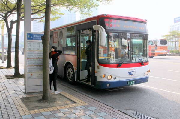 台北市女子小君（化名）去年搭乘藍5公車時，旁邊的胡姓男乘客竟趁她熟睡之際，伸手強力撫摸、揉捏她的胸部，時間長達20分鐘，她被痛醒後嚇得向司機反映，胡男當場嚇得跳窗逃逸，但事後仍被送辦。圖與本文無關（資料照，記者郭逸攝）