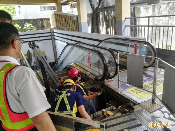 台鐵花蓮站後站電扶梯3日發生故障，造成8名旅客跌倒受輕傷。（記者王錦義攝）
