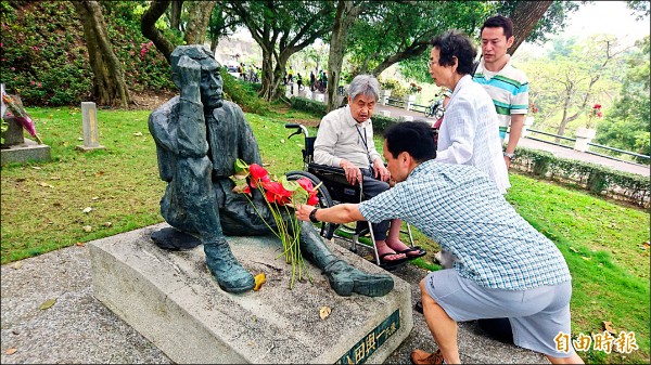 八田與一忌日前夕，有不少日籍遊客前往八田與一雕像前致意。（記者劉婉君攝）