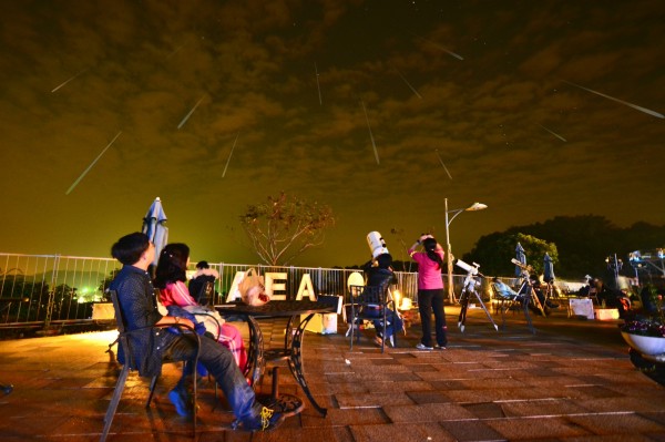 民眾在南瀛天文館觀賞流星雨合成示意圖。（南瀛天文館提供）