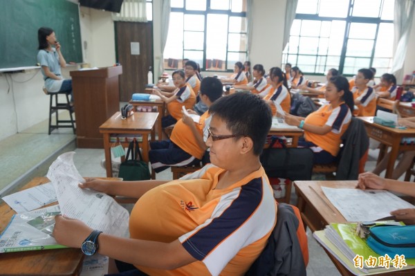 神圳國中生命教育課程，學生挺大肚上課體驗媽媽懷孕的辛勞。（記者歐素美攝）