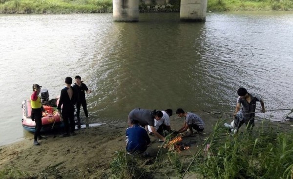 搜救人員找到黃女遺體。（記者林宜樟翻攝）