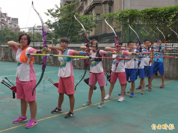 三和國中射箭隊八名成員經過「全國青年盃射箭錦標賽」的洗鍊，獲得參加第一百卅二屆美國射箭邀請賽的機會，現卻困於出國比賽旅費不足，完成願望僅差臨門一腳。（記者李雅雯攝）