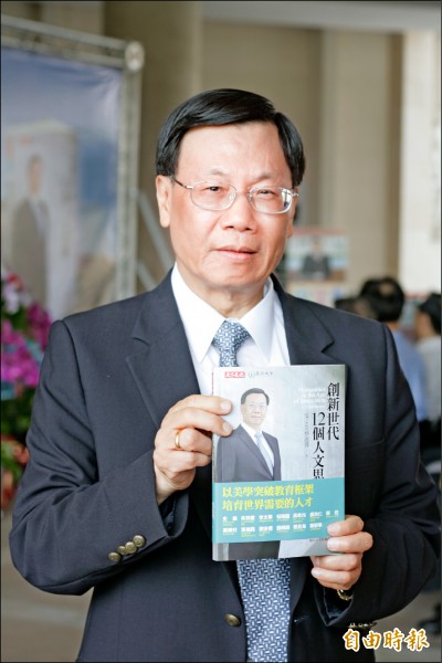 亞洲大學校長蔡進發發表新書「創新世代12個人文思維」。（記者何宗翰攝）