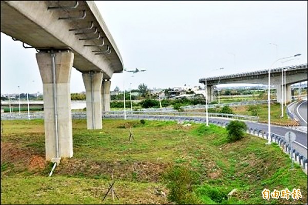 國道二號大園交流道延伸到台六十一線的國二甲線工程，由於當初只做一半，成了名副其實的「斷頭橋」。（資料照，記者謝武雄攝）