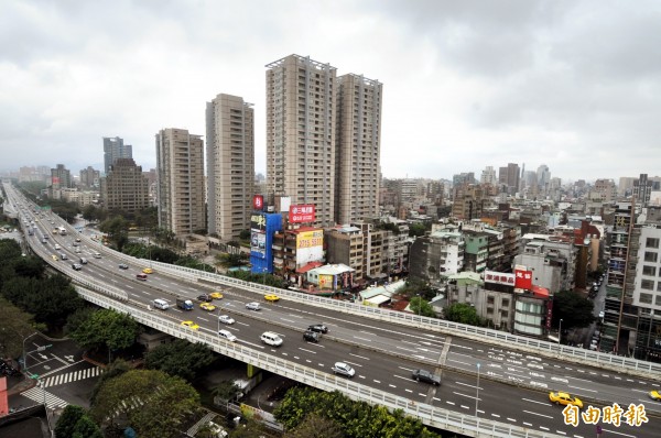  台北市建國高架橋。（資料照，記者方賓照攝）