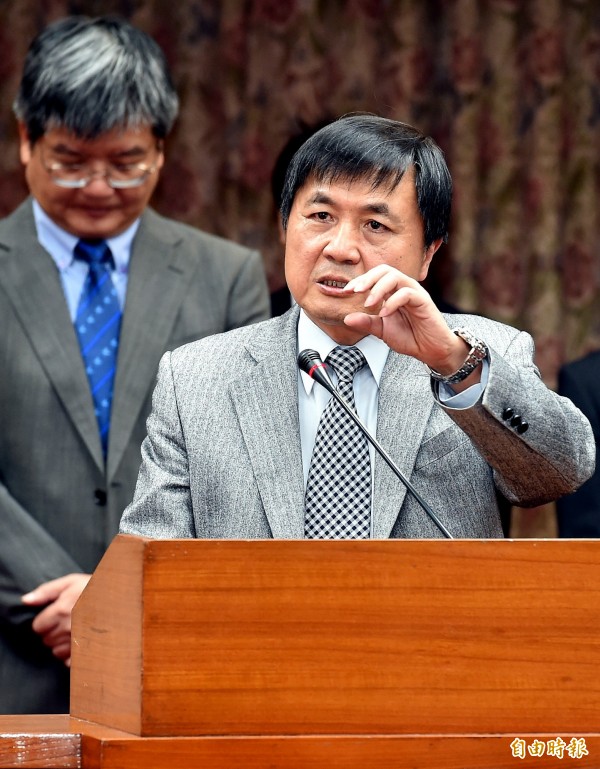 科技部長徐爵民他說用國貨HTC,就沒有問題,但遭到立委吳思瑤打臉HTC也有手機使用中國北斗衛星系統。(記者朱沛雄攝) 科技部長徐爵民他說用國貨HTC,就沒有問題,但遭到立委吳思瑤打臉HTC也有手機使用中國北斗衛星系統。(記者朱沛雄攝)