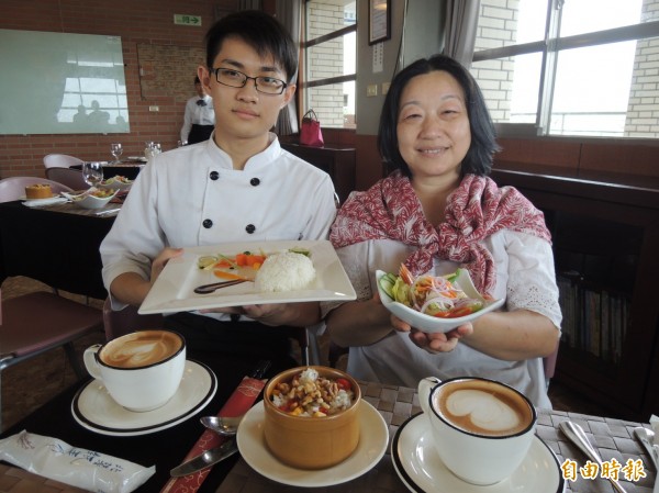 頭家餐飲科學生楊璿瀚（左）料理養生套餐獻給媽媽。（記者江志雄攝）