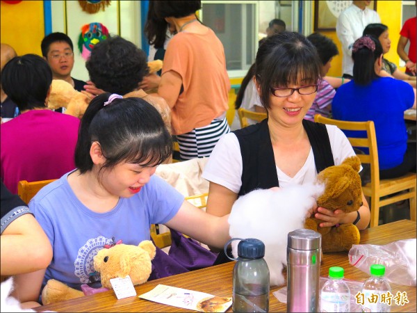 嘉愛院生與母親一起合作，共同以愛縫製手工泰迪熊偶。（記者丁偉杰攝）