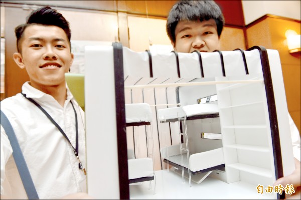 台北科技大學4日舉辦新一代設計展入圍記者會,曾家恩、趙小杰「摺疊避難屋」作品。（記者簡榮豐攝）