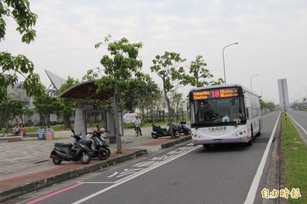 搭公車輕旅行，遊台灣歷史博物館。（記者洪瑞琴攝）