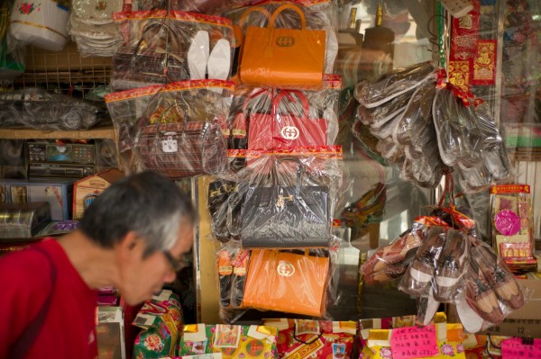 古馳所屬法國開雲集團上週向六家香港殯葬商店發函，要求停售仿古馳的紙紮版祭品，今天態度180度大轉變，對香港的喪葬習俗表示尊重。（法新社）